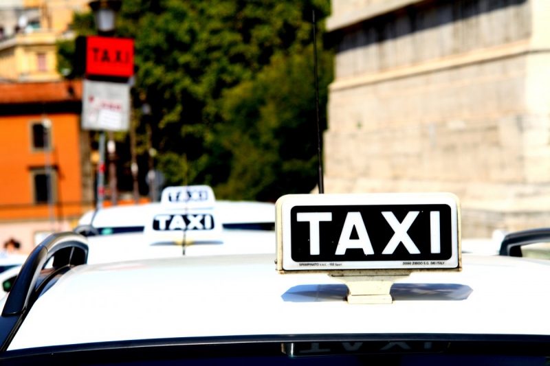 taxis-CAMPS LA SOURCE-min_taxi_auto_rome_road_white-1051610